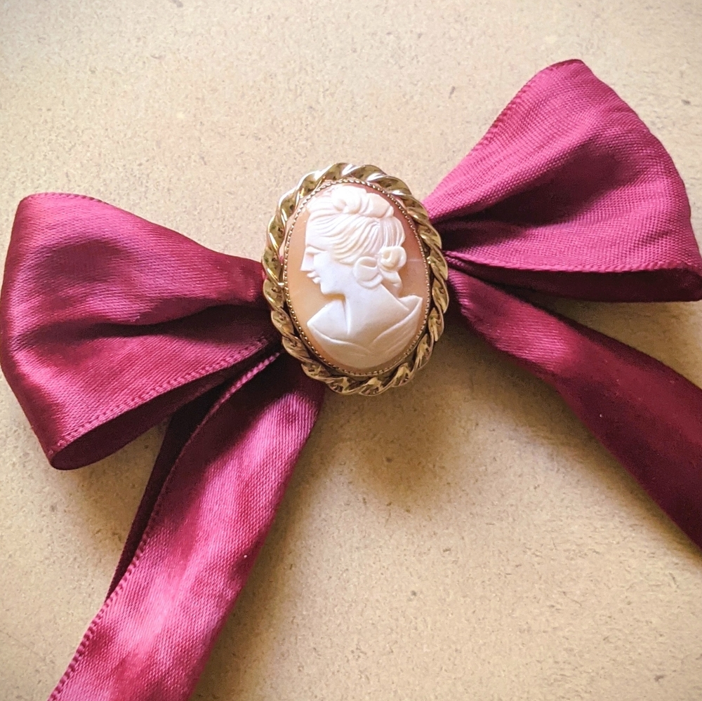 The Joan Cameo Brooch / Necklace